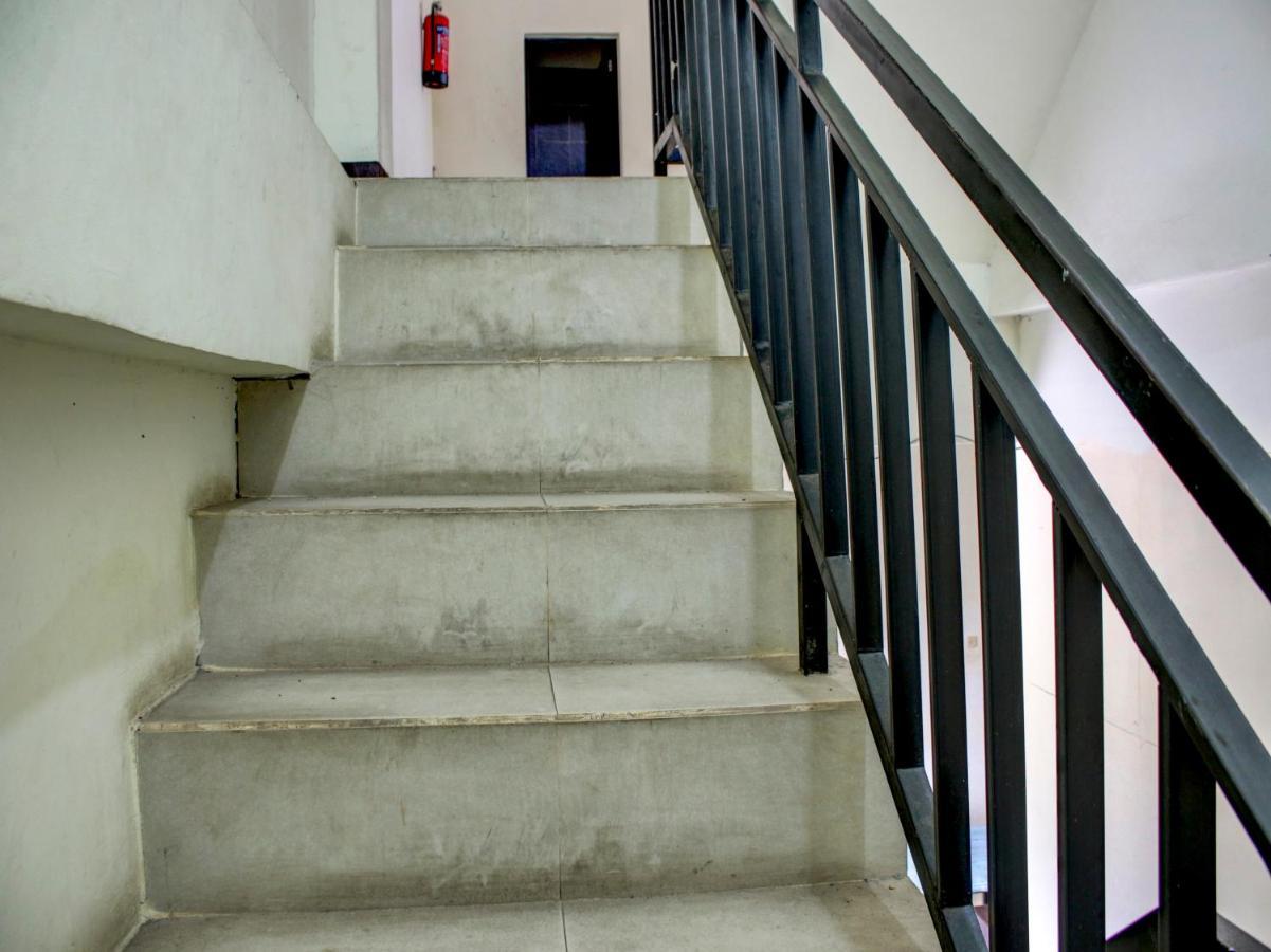 Oyo 90162 Remboelan Guest House Sungai Lutus Ngoại thất bức ảnh
